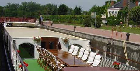 Cubierta exterior de la barcaza "Le Panache" CRUCEROS FLUVIALES CANALES DE FRANCIA LA PANACHE CRUCEROS FLUVIALES DE LUJO CANAL DE LA MARNE AU RHIN LE PANACHE